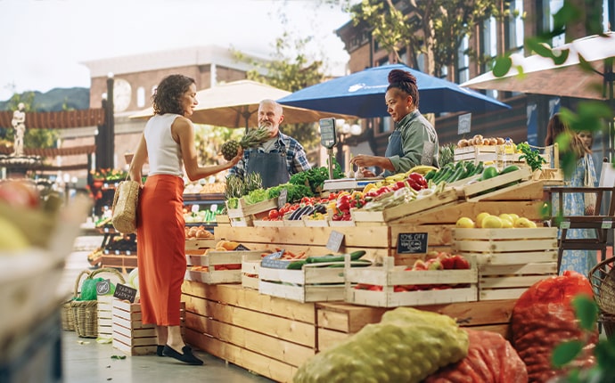 Peachtree Road Farmers Market woman shopping